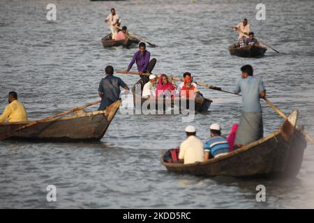 Am 03. Juli 2022 überqueren die Menschen in Dhaka, Bangladesch, den geschäftigen Buriganga-Fluss mit dem Boot. (Foto von Zakir Hossain Chowdhury/NurPhoto) Stockfoto