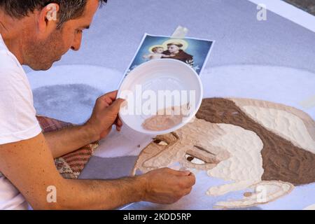 Die Prozession führt durch die Straßen des Stadtzentrums und die Einwohner ehren den heiligen mit Blumenschmuck und Zeichnungen auf dem Asphalt der Stadt. In Rieti, Italien, am 3. Juli 2022. (Foto von Riccardo Fabi/NurPhoto) Stockfoto