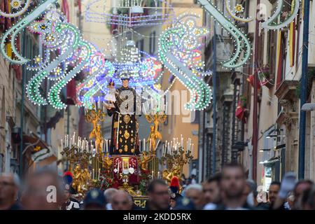 Die Statue des heiligen wird durch die Straßen der Stadt getragen, geschmückt mit Blumenausstellungen und Illuminationen. In Rieti, Italien, am 3. Juli 2022. (Foto von Riccardo Fabi/NurPhoto) Stockfoto