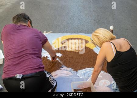 Die Prozession führt durch die Straßen des Stadtzentrums und die Einwohner ehren den heiligen mit Blumenschmuck und Zeichnungen auf dem Asphalt der Stadt. In Rieti, Italien, am 3. Juli 2022. (Foto von Riccardo Fabi/NurPhoto) Stockfoto