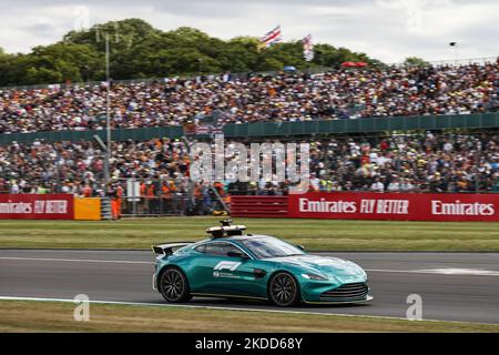 Aston Martin Safety Car während des Formel 1 Grand Prix von Großbritannien auf der Silverstone-Rennstrecke vom 31.. Juni bis 3.. Juli 2022 in Northampton, England. (Foto von Gongora/NurPhoto) Stockfoto