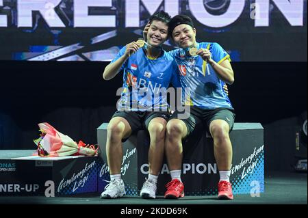 Apriyani Rahayu (R) und Siti Fadia Silva Ramadhanti aus Indonesien posieren mit ihren Medaillen, nachdem sie am sechsten Tag des Petronas Malaysia Open in der Axiata Arena am 03. Juli 2022 in Kuala Lumpur, Malaysia, das Spiel der Frauen-Doppel-Finals gegen Zheng Yu und Zhang Shuxian aus China gewonnen haben. (Foto von Zahim Mohd/NurPhoto) Stockfoto