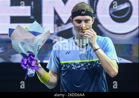 Viktor Axelsen aus Dänemark posiert mit seiner Medaille während der Siegerehrung beim Herrenfinalspiel gegen Kento Momota aus Japan am sechsten Tag der Petronas Malaysia Open in der Axiata Arena am 03. Juli 2022 in Kuala Lumpur, Malaysia. (Foto von Zahim Mohd/NurPhoto) Stockfoto