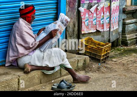 Älterer Mann, der am 17. Mai 2022 im Dorf Poombarai in Kodaikanal, Tamil Nadu, Indien, eine Zeitung am Straßenrand liest. Das Dorf Poombarai liegt im Herzen der Palani-Hügel auf einer Höhe von etwa 6300 Fuß über dem Meeresspiegel. (Foto von Creative Touch Imaging Ltd./NurPhoto) Stockfoto