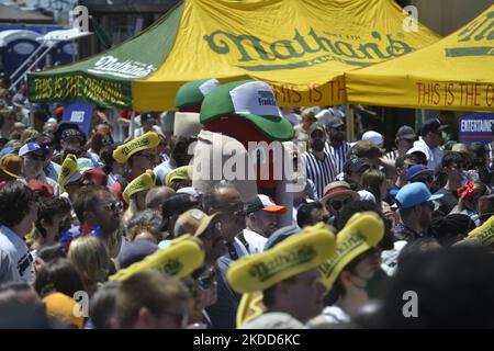 Die Zuschauer jubeln während des 2022 Nathans berühmten 4. Juli Internationalen Hot Dog Eating Contest auf Coney Island am 04. Juli 2022 im Brooklyn Borough of New York City. Der Wettbewerb, der jedes Jahr seit 1972 passiert ist, war wieder vor Nathanâ €™s berühmt auf Surf Avenue in diesem Jahr. (Foto von Deccio Serrano/NurPhoto) Stockfoto