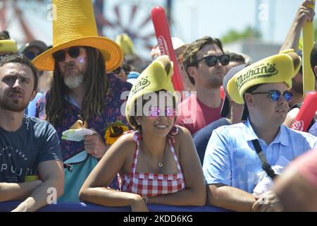 Die Zuschauer jubeln während des 2022 Nathans berühmten 4. Juli Internationalen Hot Dog Eating Contest auf Coney Island am 04. Juli 2022 im Brooklyn Borough of New York City. Der Wettbewerb, der jedes Jahr seit 1972 passiert ist, war wieder vor Nathanâ €™s berühmt auf Surf Avenue in diesem Jahr. (Foto von Deccio Serrano/NurPhoto) Stockfoto