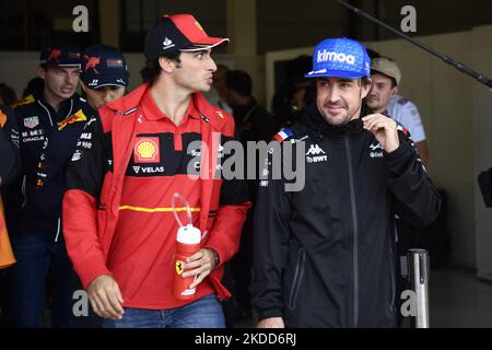 Carlos Sainz aus Spanien und die Scuderia Ferrari und Fernando Alonso aus Spanien und Alpine waren vor dem Rennen des Grand Prix von Großbritannien F1 in Silverstone am 3. Juli 2022 in Northampton, Großbritannien, vertreten. (Foto von Jose Breton/Pics Action/NurPhoto) Stockfoto