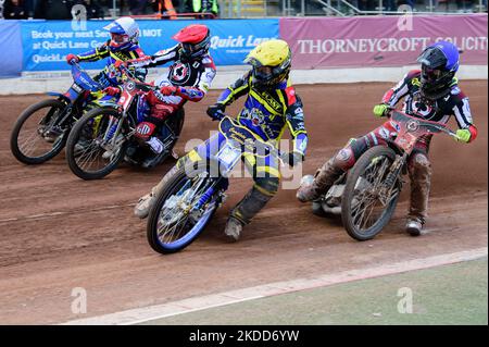 Kyle Howarth (Gelb) führt Matej Zagar (Rot) Tobiasz Musielak (Weiß) mit Tom Brennan (Blau) im Rückstand während des SGB Premiership-Spiels zwischen Belle Vue Aces und Sheffield Tigers am Dienstag, dem 5.. Juli 2022, im National Speedway Stadium in Manchester an. (Foto von Ian Charles/MI News/NurPhoto) Stockfoto