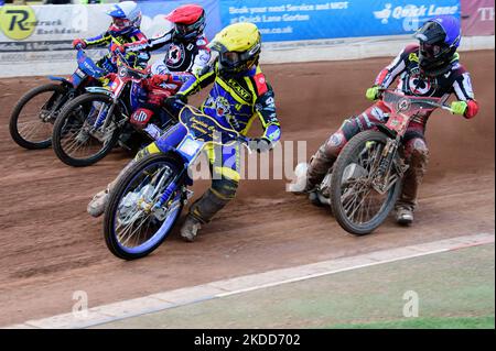 Kyle Howarth (Gelb) führt Matej Zagar (Rot) Tobiasz Musielak (Weiß) mit Tom Brennan (Blau) im Rückstand während des SGB Premiership-Spiels zwischen Belle Vue Aces und Sheffield Tigers am Dienstag, dem 5.. Juli 2022, im National Speedway Stadium in Manchester an. (Foto von Ian Charles/MI News/NurPhoto) Stockfoto