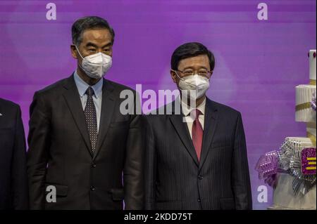 (Rechts) der ehemalige Chef von Hongkong, C.Y Leung, und (links) der derzeitige Chef von Hongkong, John Lee, posieren für ein Foto auf der Bühne am 5. Juli 2022 in Hongkong, China. (Foto von Vernon Yuen/NurPhoto) Stockfoto