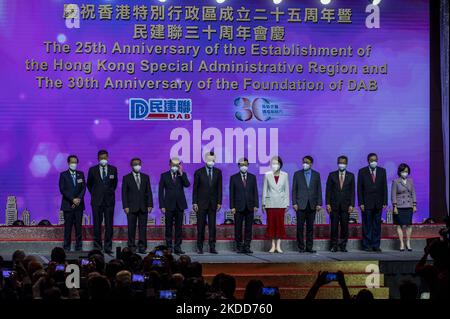 Regierungsbeamte und DAB-Mitglieder posieren für ein Foto auf der Bühne am 5. Juli 2022 in Hongkong, China. (Foto von Vernon Yuen/NurPhoto) Stockfoto