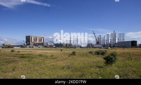 Allgemeiner Blick auf das Gelände des Hartlepool Power Station Cricket Club, das sich im Schatten des gleichnamigen Kernkraftwerks an der Tees Road, Hartlepool, befindet, das ab 2024 stillgelegt werden soll. Der Cricket-Club spielt in der Langbaurgh League eine Cricket-Liga für Amateurclubs in Teesside und North Yorkshire. Stockfoto