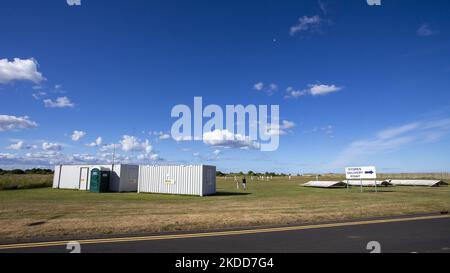 Allgemeiner Blick auf das Gelände des Hartlepool Power Station Cricket Club, das sich im Schatten des gleichnamigen Kernkraftwerks an der Tees Road, Hartlepool, befindet, das ab 2024 stillgelegt werden soll. Der Cricket-Club spielt in der Langbaurgh League eine Cricket-Liga für Amateurclubs in Teesside und North Yorkshire. Stockfoto