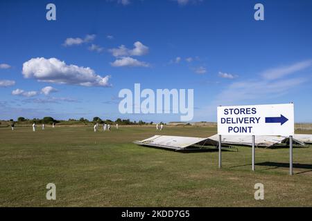 Allgemeiner Blick auf das Gelände des Hartlepool Power Station Cricket Club, das sich im Schatten des gleichnamigen Kernkraftwerks an der Tees Road, Hartlepool, befindet, das ab 2024 stillgelegt werden soll. Der Cricket-Club spielt in der Langbaurgh League eine Cricket-Liga für Amateurclubs in Teesside und North Yorkshire. Stockfoto