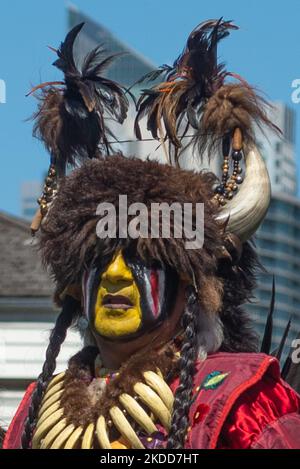 Toronto, ON, Kanada - 18. Juni 2022: Eagle Staff Carrier Bernard Nelson (gelbes Gesicht) steht vor der Menge. Zu Ehren des National Aboriginal Day fand in Fort York das traditionelle Na-Me-Res Outdoor Pow Wow statt. Das Festival feiert indigene und Metis Kultur durch traditionelle und zeitgenössische Musik, pädagogische Programme, Storytelling, Tanz, Theater, Und Essen (Foto: Anatoliy Tscherkasov/NurPhoto) Stockfoto