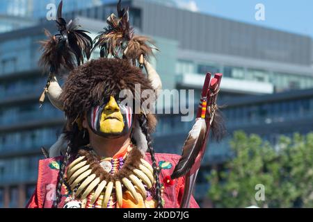 Toronto, ON, Kanada - 18. Juni 2022: Eagle Staff Carrier Bernard Nelson (gelbes Gesicht) steht vor der Menge. Zu Ehren des National Aboriginal Day fand in Fort York das traditionelle Na-Me-Res Outdoor Pow Wow statt. Das Festival feiert indigene und Metis Kultur durch traditionelle und zeitgenössische Musik, pädagogische Programme, Storytelling, Tanz, Theater, Und Essen (Foto: Anatoliy Tscherkasov/NurPhoto) Stockfoto