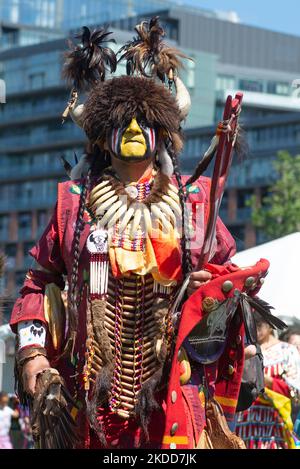 Toronto, ON, Kanada - 18. Juni 2022: Eagle Staff Carrier Bernard Nelson (gelbes Gesicht) steht vor der Menge. Zu Ehren des National Aboriginal Day fand in Fort York das traditionelle Na-Me-Res Outdoor Pow Wow statt. Das Festival feiert indigene und Metis Kultur durch traditionelle und zeitgenössische Musik, pädagogische Programme, Storytelling, Tanz, Theater, Und Essen (Foto: Anatoliy Tscherkasov/NurPhoto) Stockfoto