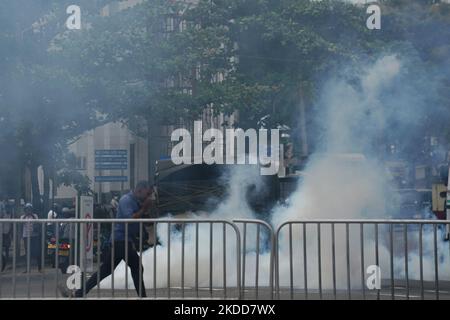 Die Samagi Govi Jana Balaugaya protestierte mit der Forderung nach dem Rücktritt von Präsident Gotabaya Rajapaksa. Die Polizei startete Tränengas- und Wasserwerfer, um den Protest zu zerstreuen. Eine große Anzahl von Landwirten nahm an dieser Veranstaltung Teil. 06. Juli 2022 Colombo, Sri Lanka (Foto von Thilina Kaluthatage/NurPhoto) Stockfoto