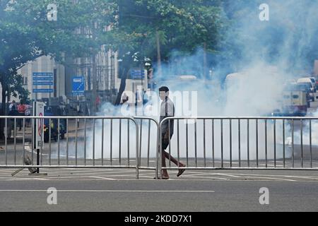 Die Samagi Govi Jana Balaugaya protestierte mit der Forderung nach dem Rücktritt von Präsident Gotabaya Rajapaksa. Die Polizei startete Tränengas- und Wasserwerfer, um den Protest zu zerstreuen. Eine große Anzahl von Landwirten nahm an dieser Veranstaltung Teil. 06. Juli 2022 Colombo, Sri Lanka (Foto von Thilina Kaluthatage/NurPhoto) Stockfoto