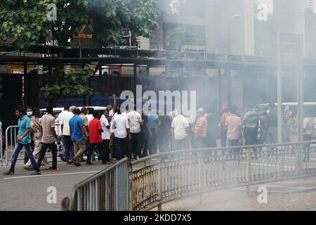 Die Samagi Govi Jana Balaugaya protestierte mit der Forderung nach dem Rücktritt von Präsident Gotabaya Rajapaksa. Die Polizei startete Tränengas- und Wasserwerfer, um den Protest zu zerstreuen. Eine große Anzahl von Landwirten nahm an dieser Veranstaltung Teil. 06. Juli 2022 Colombo, Sri Lanka (Foto von Thilina Kaluthatage/NurPhoto) Stockfoto