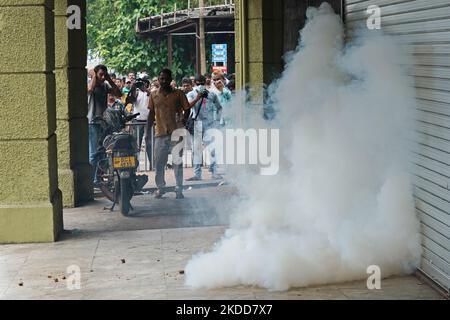 Die Samagi Govi Jana Balaugaya protestierte mit der Forderung nach dem Rücktritt von Präsident Gotabaya Rajapaksa. Die Polizei startete Tränengas- und Wasserwerfer, um den Protest zu zerstreuen. Eine große Anzahl von Landwirten nahm an dieser Veranstaltung Teil. 06. Juli 2022 Colombo, Sri Lanka (Foto von Thilina Kaluthatage/NurPhoto) Stockfoto