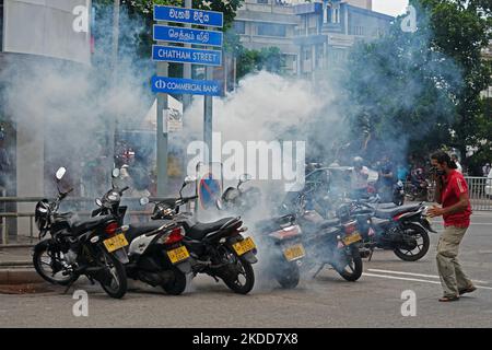 Die Samagi Govi Jana Balaugaya protestierte mit der Forderung nach dem Rücktritt von Präsident Gotabaya Rajapaksa. Die Polizei startete Tränengas- und Wasserwerfer, um den Protest zu zerstreuen. Eine große Anzahl von Landwirten nahm an dieser Veranstaltung Teil. 06. Juli 2022 Colombo, Sri Lanka (Foto von Thilina Kaluthatage/NurPhoto) Stockfoto