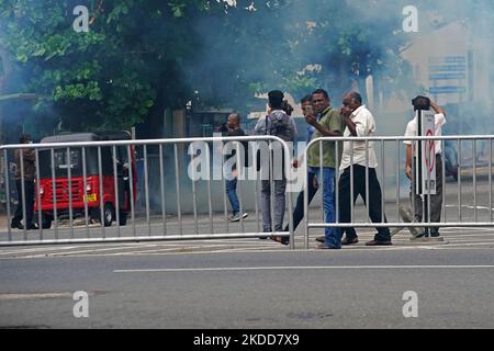 Die Samagi Govi Jana Balaugaya protestierte mit der Forderung nach dem Rücktritt von Präsident Gotabaya Rajapaksa. Die Polizei startete Tränengas- und Wasserwerfer, um den Protest zu zerstreuen. Eine große Anzahl von Landwirten nahm an dieser Veranstaltung Teil. 06. Juli 2022 Colombo, Sri Lanka (Foto von Thilina Kaluthatage/NurPhoto) Stockfoto