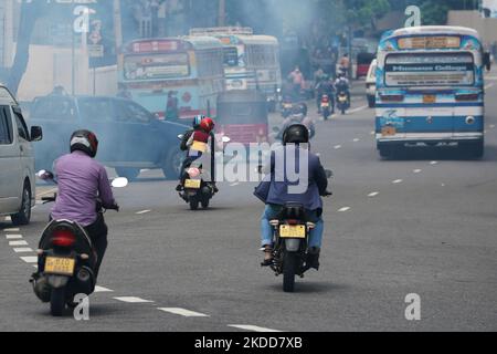 Die Samagi Govi Jana Balaugaya protestierte mit der Forderung nach dem Rücktritt von Präsident Gotabaya Rajapaksa. Die Polizei startete Tränengas- und Wasserwerfer, um den Protest zu zerstreuen. Eine große Anzahl von Landwirten nahm an dieser Veranstaltung Teil. 06. Juli 2022 Colombo, Sri Lanka (Foto von Thilina Kaluthatage/NurPhoto) Stockfoto