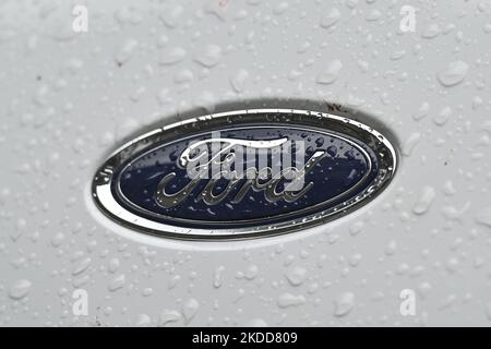 Ford-Logo auf dem Ford-Fahrzeug, das im Zentrum von Krakau geparkt ist. Am Dienstag, den 05. Juli 2022, in Krakau, Polen. (Foto von Artur Widak/NurPhoto) Stockfoto
