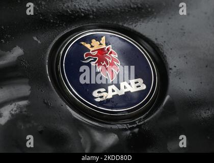 SAAB-Logo auf dem im Zentrum von Krakau geparkten SAAB-Fahrzeug. Am Dienstag, den 05. Juli 2022, in Krakau, Polen. (Foto von Artur Widak/NurPhoto) Stockfoto