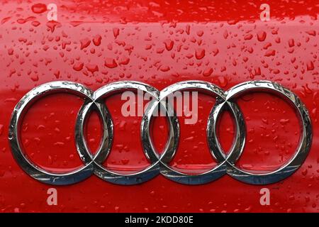 DAS AUDI Logo ist auf dem im Zentrum von Krakau geparkten Audi zu sehen. Am Dienstag, den 05. Juli 2022, in Krakau, Polen. (Foto von Artur Widak/NurPhoto) Stockfoto