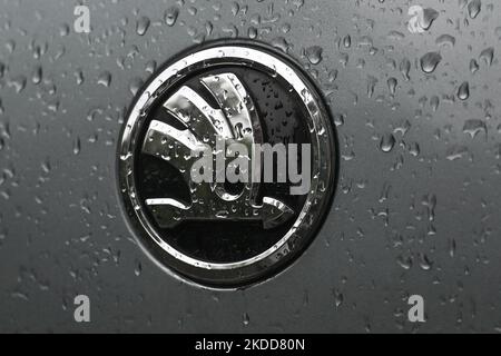 SKODA-Logo auf dem Skoda-Fahrzeug im Zentrum von Krakau. Am Dienstag, den 05. Juli 2022, in Krakau, Polen. (Foto von Artur Widak/NurPhoto) Stockfoto