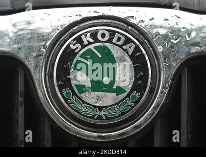 SKODA-Logo auf dem Skoda-Fahrzeug im Zentrum von Krakau. Am Dienstag, den 05. Juli 2022, in Krakau, Polen. (Foto von Artur Widak/NurPhoto) Stockfoto