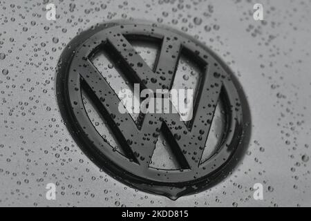 Wolkswagen-Logo auf Wolkswagen-Fahrzeug im Zentrum von Krakau geparkt gesehen. Am Dienstag, den 05. Juli 2022, in Krakau, Polen. (Foto von Artur Widak/NurPhoto) Stockfoto