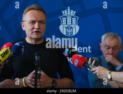 Der Bürgermeister von Lemberg, Andriy Sadowy, hat heute Nachmittag im Rathaus von Krakau eine Pressekonferenz abgehalten. Der Präsident von Lemberg kam nach Krakau, um dem Bürgermeister der Stadt Krakau, Jacek Majchrowski, und den Einwohnern Krakaus für die Unterstützung der Stadt Lemberg seit Beginn der russischen Invasion in der Ukraine zu danken. Am Mittwoch, den 06. Juli 2022, in Krakau, Polen. (Foto von Artur Widak/NurPhoto) Stockfoto