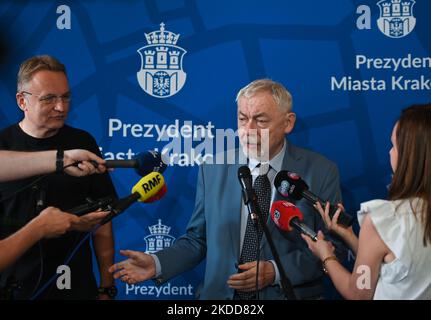 Der Bürgermeister von Lviv (L), Andriy Sadowy, hört heute Nachmittag dem Bürgermeister der Stadt Krakau, Jacek Majchrowski, während einer Pressekonferenz im Rathaus von Krakau zu. Der Präsident von Lemberg kam nach Krakau, um dem Bürgermeister der Stadt Krakau, Jacek Majchrowski, und den Einwohnern Krakaus für die Unterstützung der Stadt Lemberg seit Beginn der russischen Invasion in der Ukraine zu danken. Am Mittwoch, den 06. Juli 2022, in Krakau, Polen. (Foto von Artur Widak/NurPhoto) Stockfoto