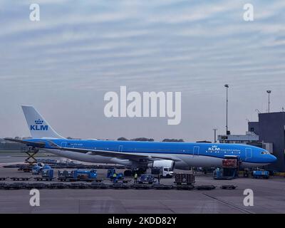 KLM Royal Dutch Airlines Airbus A330-303 am Flughafen Amsterdam Schiphol in Amsterdam, Niederlande, Europa, am 03. Mai 2022. (Foto von Creative Touch Imaging Ltd./NurPhoto) Stockfoto