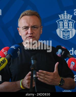 Der Bürgermeister von Lemberg, Andriy Sadowy, hat heute Nachmittag im Rathaus von Krakau eine Pressekonferenz abgehalten. Der Präsident von Lemberg kam nach Krakau, um dem Bürgermeister der Stadt Krakau, Jacek Majchrowski, und den Einwohnern Krakaus für die Unterstützung der Stadt Lemberg seit Beginn der russischen Invasion in der Ukraine zu danken. Am Mittwoch, den 06. Juli 2022, in Krakau, Polen. (Foto von Artur Widak/NurPhoto) Stockfoto