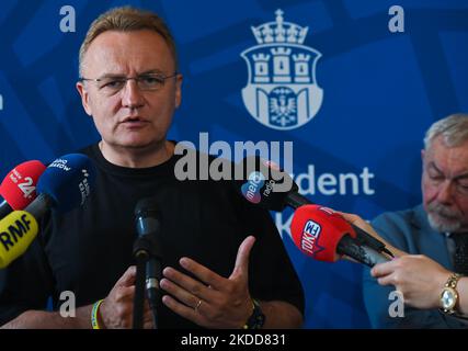 Der Bürgermeister von Lemberg, Andriy Sadowy, hat heute Nachmittag im Rathaus von Krakau eine Pressekonferenz abgehalten. Der Präsident von Lemberg kam nach Krakau, um dem Bürgermeister der Stadt Krakau, Jacek Majchrowski, und den Einwohnern Krakaus für die Unterstützung der Stadt Lemberg seit Beginn der russischen Invasion in der Ukraine zu danken. Am Mittwoch, den 06. Juli 2022, in Krakau, Polen. (Foto von Artur Widak/NurPhoto) Stockfoto