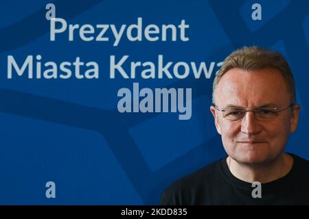 Der Bürgermeister von Lemberg, Andriy Sadowy, hat heute Nachmittag im Rathaus von Krakau eine Pressekonferenz abgehalten. Der Präsident von Lemberg kam nach Krakau, um dem Bürgermeister der Stadt Krakau, Jacek Majchrowski, und den Einwohnern Krakaus für die Unterstützung der Stadt Lemberg seit Beginn der russischen Invasion in der Ukraine zu danken. Am Mittwoch, den 06. Juli 2022, in Krakau, Polen. (Foto von Artur Widak/NurPhoto) Stockfoto