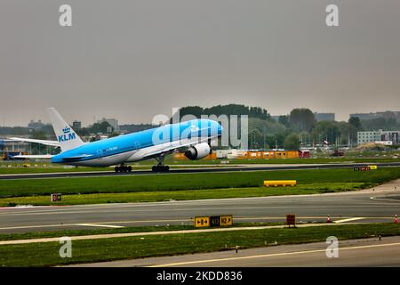 KLM Royal Dutch Airlines Boeing 777-206(er), die am 03. Mai 2022 vom Amsterdamer Flughafen Schiphol in Amsterdam, Niederlande, Europa, abfliegt. (Foto von Creative Touch Imaging Ltd./NurPhoto) Stockfoto