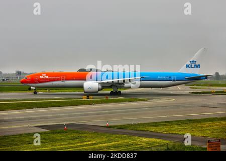 KLM Royal Dutch Airlines Boeing 777-306ER (Orange Pride Lackierung) am Flughafen Amsterdam Schiphol in Amsterdam, Niederlande, Europa, am 03. Mai 2022. (Foto von Creative Touch Imaging Ltd./NurPhoto) Stockfoto