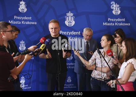 Der Bürgermeister von Lemberg, Andriy Sadovyi, wird während eines Briefings mit dem Bürgermeister von Krakau, Jacek Majchrowski, gesehen. Krakau, Polen, am 6. Juli 2022. Die Bürgermeister sprachen über die aktuelle Situation und die Bedürfnisse von Lemberg. Sadovyi dankte Krakau, der Partnerstadt von Lemberg, für die Hilfe, die seit der russischen Invasion geleistet wurde. (Foto von Beata Zawrzel/NurPhoto) Stockfoto