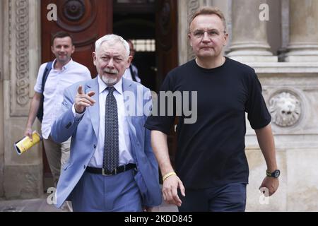 Der Bürgermeister von Lemberg, Andriy Sadovyi, und der Bürgermeister von Krakau, Jacek Majchrowski, werden nach einem Treffen im Rathaus gesehen. Krakau, Polen, am 6. Juli 2022. Die Bürgermeister sprachen über die aktuelle Situation und die Bedürfnisse von Lemberg. Sadovyi dankte Krakau, der Partnerstadt von Lemberg, für die Hilfe, die seit der russischen Invasion geleistet wurde. (Foto von Beata Zawrzel/NurPhoto) Stockfoto