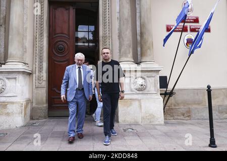 Der Bürgermeister von Lemberg, Andriy Sadovyi, und der Bürgermeister von Krakau, Jacek Majchrowski, werden nach einem Treffen im Rathaus gesehen. Krakau, Polen, am 6. Juli 2022. Die Bürgermeister sprachen über die aktuelle Situation und die Bedürfnisse von Lemberg. Sadovyi dankte Krakau, der Partnerstadt von Lemberg, für die Hilfe, die seit der russischen Invasion geleistet wurde. (Foto von Beata Zawrzel/NurPhoto) Stockfoto