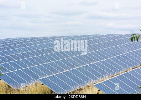 Gesamtansicht des Solarparks Inden am 6. Juli 2022 im Solarpark Inden in Weisweiler (Foto: Ying Tang/NurPhoto) Stockfoto