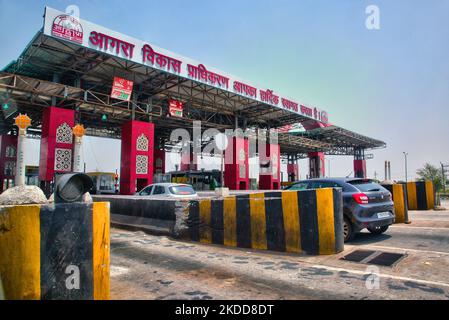 Mautstellen an der Yamuna Expressway in Agra, Uttar Pradesh, Indien, am 07. Mai 2022. Der Yamuna Expressway oder Taj Expressway ist eine 6-spurige und 165,5 km lange Zugangskontrollierbare Schnellstraße im indischen Bundesstaat Uttar Pradesh. Es ist derzeit Indiens 3. längste Schnellstraße seit Februar 2017. (Foto von Creative Touch Imaging Ltd./NurPhoto) Stockfoto