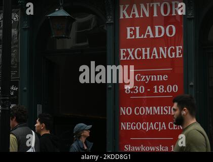 Eine Schilderbörse in der Krakauer Altstadt. Am Mittwoch, den 06. Juli 2022, in Krakau, Polen. (Foto von Artur Widak/NurPhoto) Stockfoto