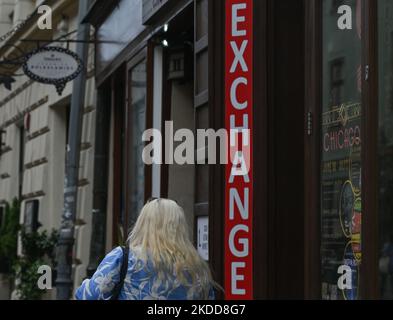 Eine Schilderbörse in der Krakauer Altstadt. Am Mittwoch, den 06. Juli 2022, in Krakau, Polen. (Foto von Artur Widak/NurPhoto) Stockfoto