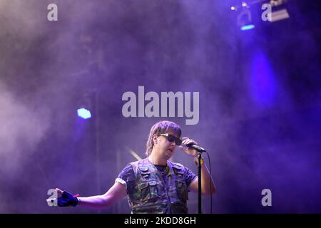 DIE US-Rockband The Strokes-Sänger Julian Casablancas tritt am ersten Tag des Musikfestivals NOS Alive 2022 in Lissabon, Portugal, am 6. Juli 2022 auf. Das NOS Alive Musikfestival läuft vom 6. Bis 9 2022. Juli mit The Strokes, Florence + The Machine, Metallica und Imagine Dragons als Headliner. (Foto von Pedro FiÃºza/NurPhoto) Stockfoto